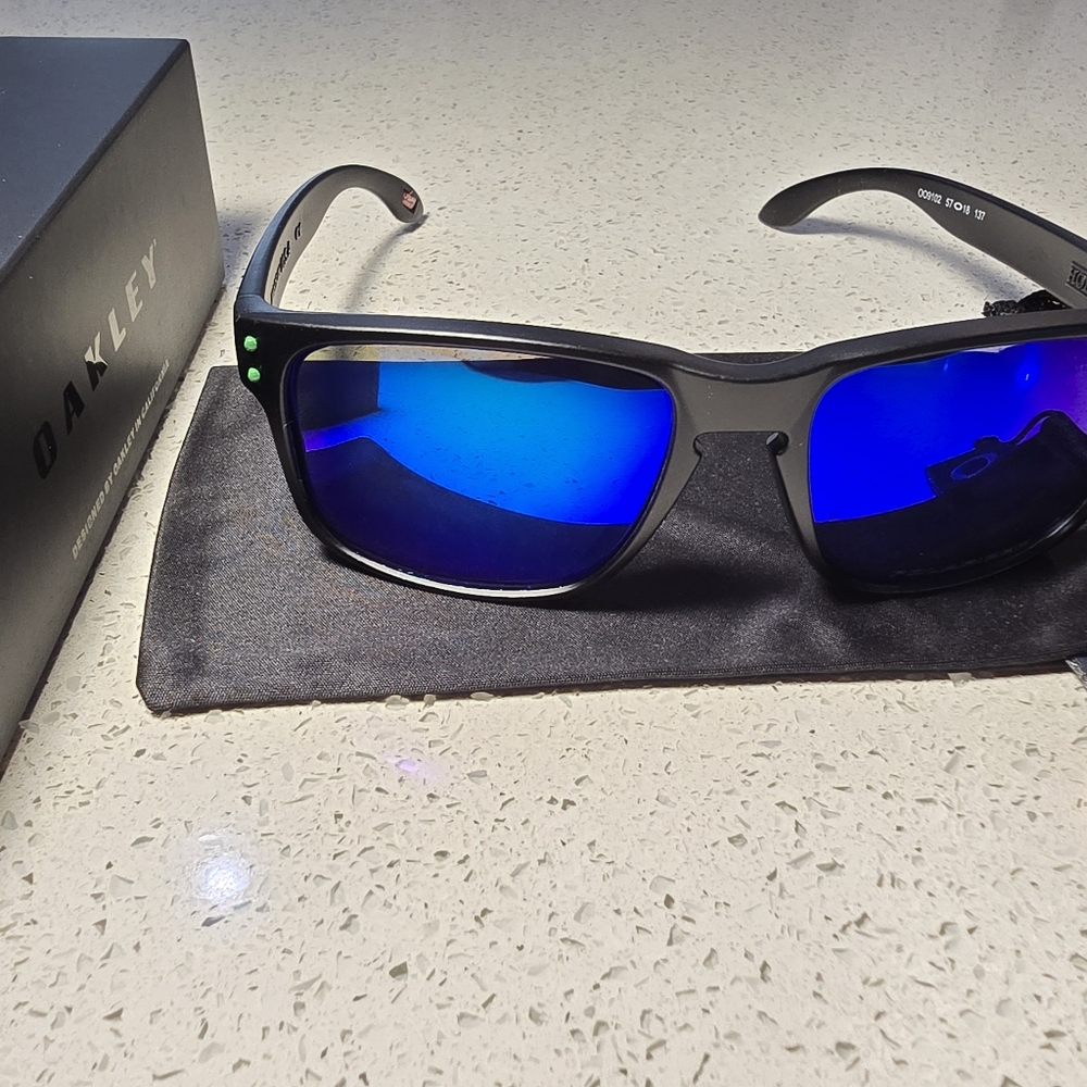 Oakley Holbrook Sunglasses Matte Black / Green Polarized New In Box
